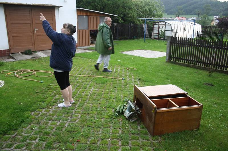 Silná bouřka, doprovázená údajně tornádem, napáchala velké škody.