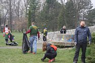 Desítky dobrovolníků se sešly v krnovském parku u Alberta. Už popáté společně vyčistili od odpadků tuto část města v rámci celorepublikové výzvy Ukliďme svět, ukliďme Česko.