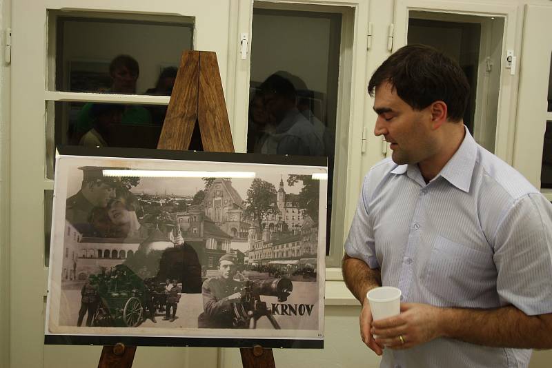 Krnované si oblíbily výstavy Pohledy na Krnov. Sběratel Jiří Křiva prezentuje zvětšeniny historických pohlednic a fotografií, které komentuje Alexandr Michl-Bernard z krnovského muzea.