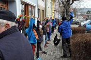Žáci ze Základní školy ve Městě Albrechticích se pod vedením Jana Handlíře pustily do pletení rekordní pomlázky. Byla dlouhá téměř sto metrů.