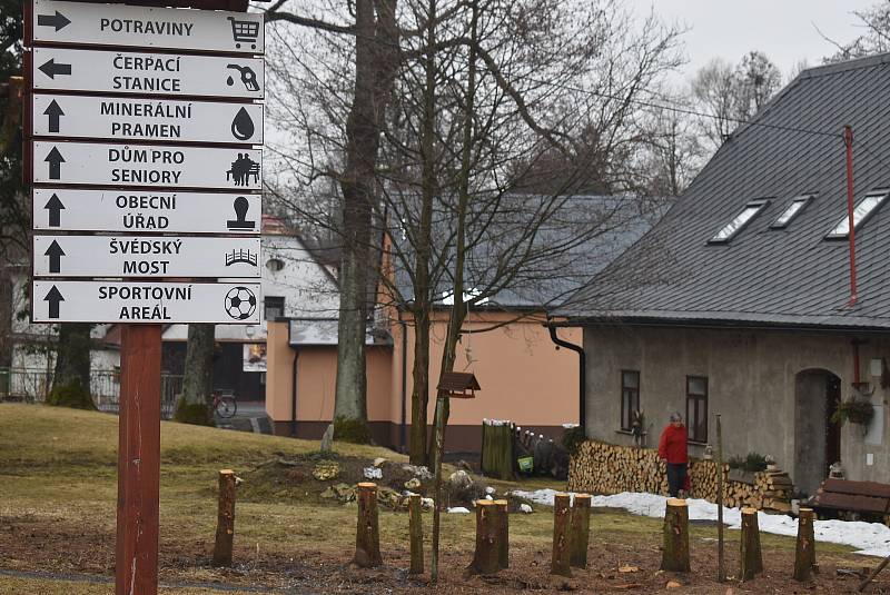 Dolní Moravice leží pod hřebeny Jeseníků. Kromě 388 místních obyvatel zde potkáte také spoustu chatařů, chalupářů a turistů.