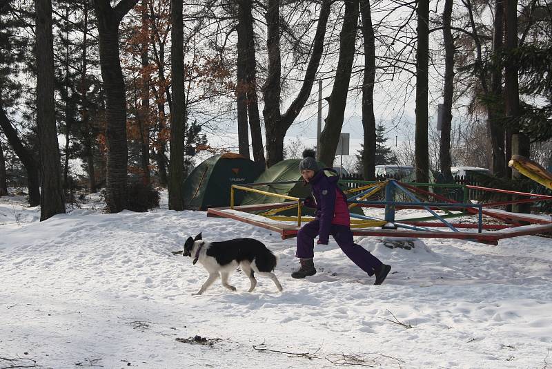 Nocleh ve stanu při čtrnácti stupních pod nulou a spoustu zábavy si užili táborníci pod úvalenskou rozhlednou.