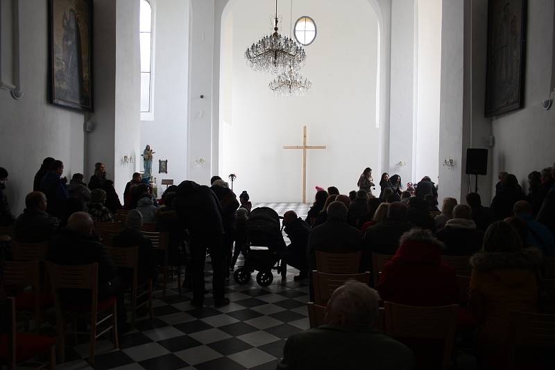 Kateřinské trhy na zámku ve Slezských Rudolticích letos provázelo obzvlášť nevlídné počasí. Promrzlí stánkaři co chvíli museli zvedat poutače povalené větrem nebo spravovat utrženou plachtu.