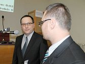 Jan Prajza (vlevo) z Občanské demokratické strany krátce poté, co mu popřál ke zvolení do městské rady bruntálský starosta Petr Rys.
