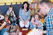 Přípitek na zdraví nových čtenářů a přání hodně přečtených knih zakončily první pasování nových čtenářů z Mateřské a základní školy Slezské diakonie v Krnově.