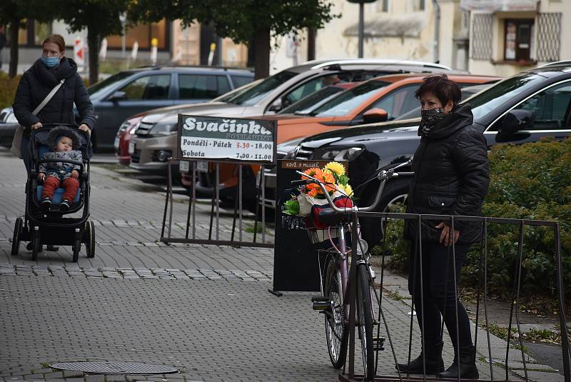 Krnované 21. října 2020 poctivě nasadili roušky a respirátory. Stávají se běžnou součástí výbavy také u cyklistů.