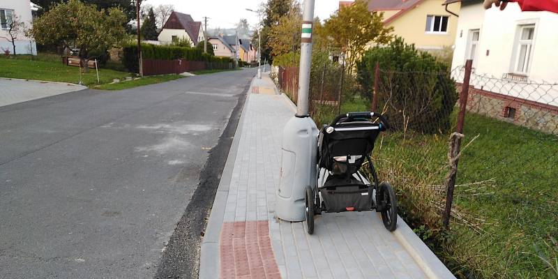 Oprava chodníku v Tyršově ulici budí rozpaky. Bylo nutné umístit sloup do úzkého místa? Není sklon příliš příkrý?