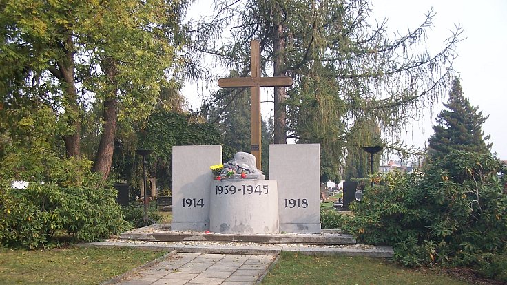 Památník na krnovském hřbitově připomíná padlé obou světových válek.