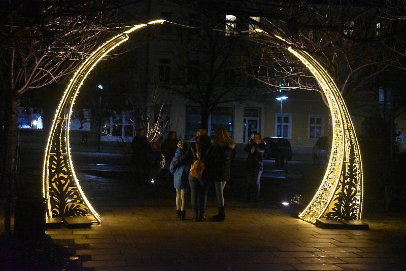 Krnované přišli do centra potěšit se světelnými dekoracemi.