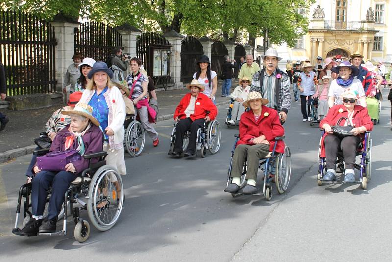 Studentům patřilo v pátek 15. května centrum Bruntálu. Zejména těm, kteří si pořídili vlastní pokrývku hlavy, protože šlo o Kloboukový majáles.