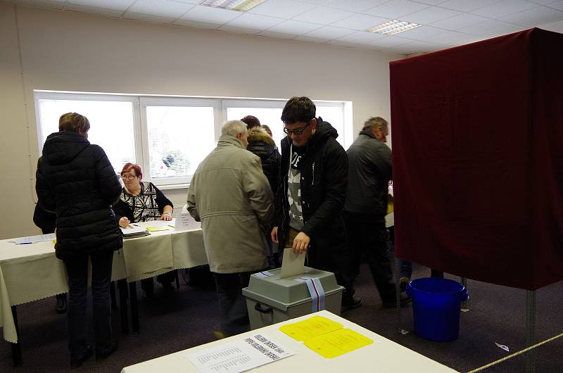 Ve volební místnosti v klubovně školní tělocvičny ve Městě Albrechticích to zatím vypadá, že přijde více voličů než v prvním kole.