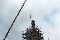 v Zátoře sundávali kostelní věž kvůli rekonstrukci.