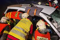 Zásah hasičů u nehody v Horních Životicích, 2. března 2023.