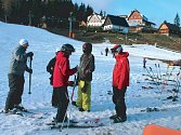 V areálu Kopřivná dostanou v sobotu návštěvníci při zakoupení ski pasu zdarma párek na opékání. Opéci si ho mohou na velkém ohništi u sjezdovky.