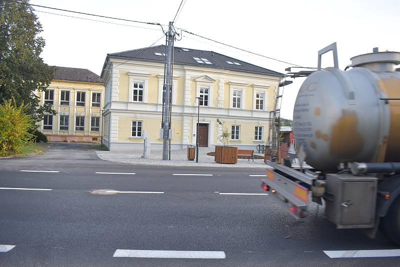 Bývalá školní jídelna a družina v Krnově Kostelci se změnila na komunitní dům pro seniory s deseti byty. Už přivítala první první nájemníky.