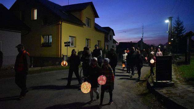 Ve Slezských Rudolticích se sousedé sešli za soumraku, aby oslavili státní svátek společnou procházkou k památníku TGM.