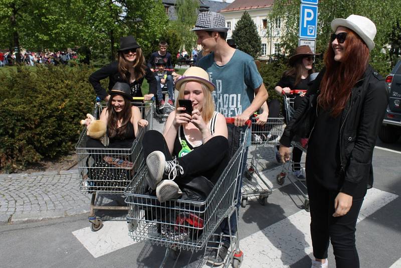 Studentům patřilo v pátek 15. května centrum Bruntálu. Zejména těm, kteří si pořídili vlastní pokrývku hlavy, protože šlo o Kloboukový majáles.