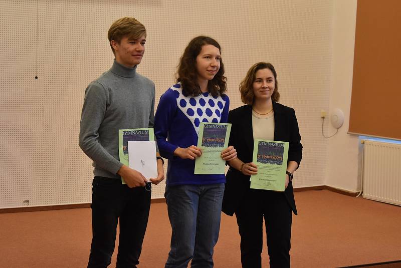 Cenou doktora Langschura byli na krnovském gymnáziu oceněni tři studenti.