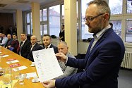 Na radnici v Bruntále představitelé města, škol a podniků ve městě podepsali memorandum o vzájemné spolupráci.