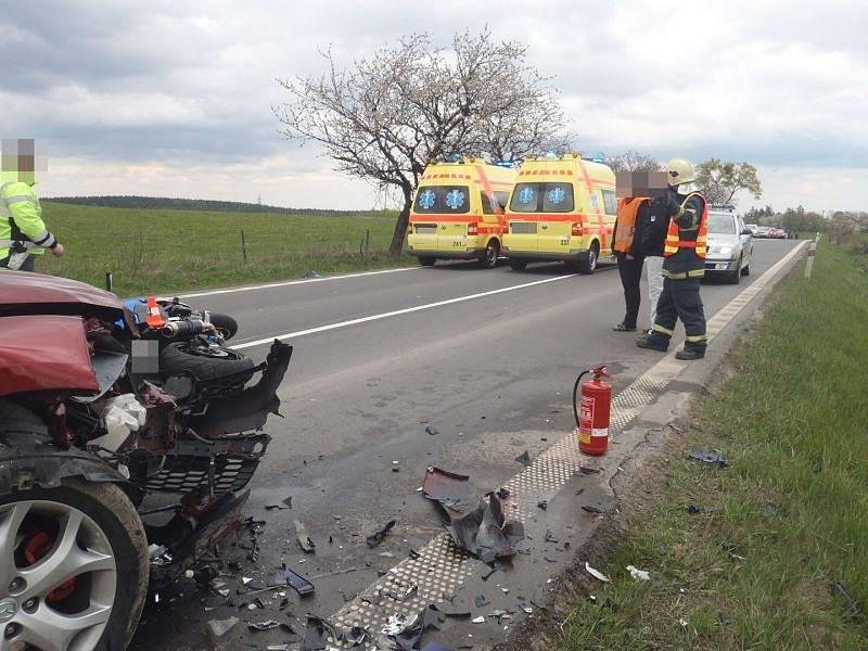 Hromadná nehoda osobního auta a tří motorek se stala dnes odpoledne na Bruntálsku. Dva motorkáři utrpěli lehčí poranění, třetí je zraněn těžce.