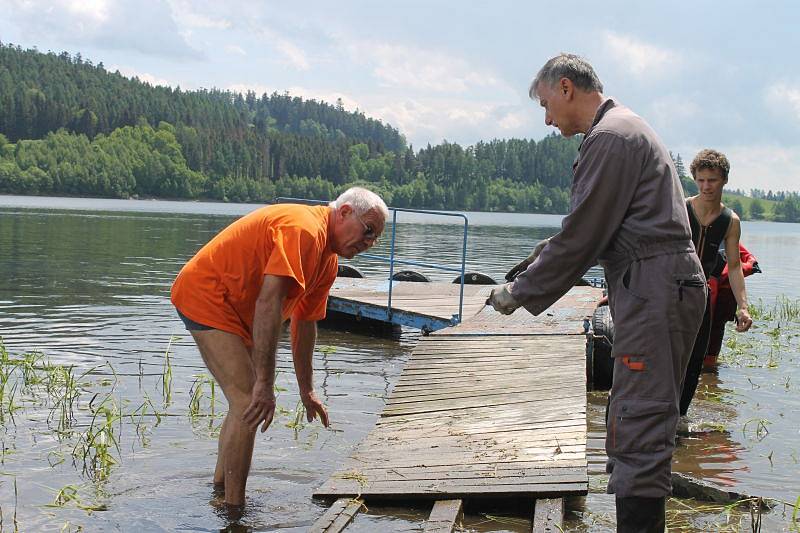 Sezona vodním záchranářům právě začala. Jsou připraveni pomoct lidem, kteří se ocitnou na Slezské Hartě v nouzi.