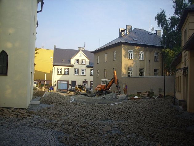 Školní náměstí v Rýmařově. Výstavbu zpomalily a prodražily archeologické nálezy.