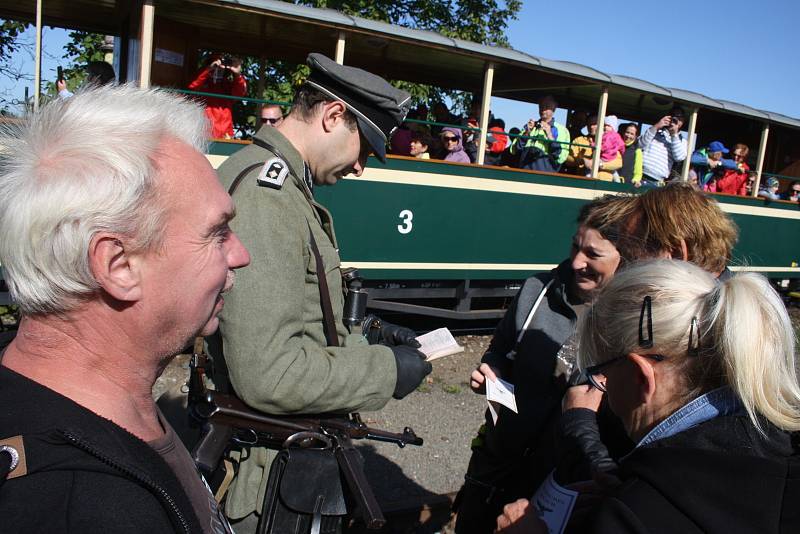 Úzkokolejka Osoblažka se vrátila do března 1945 díky fanouškům vojenské historie. Ti názorně předvedli cestujícím, co se zde mohlo odehrávat v posledních dnech války.