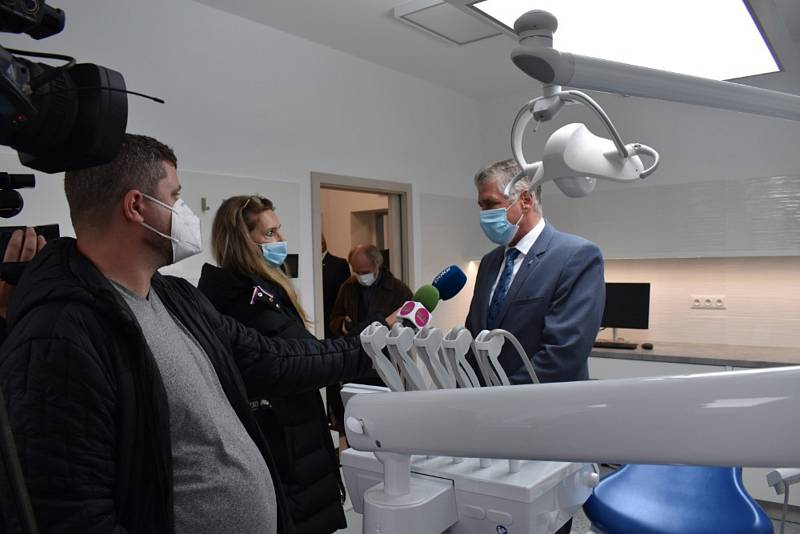 Archivní snímek Deníku. Nová zubní ordinace ve Vrbně pod Pradědem  ošetří první pacienty v druhé polovině října.