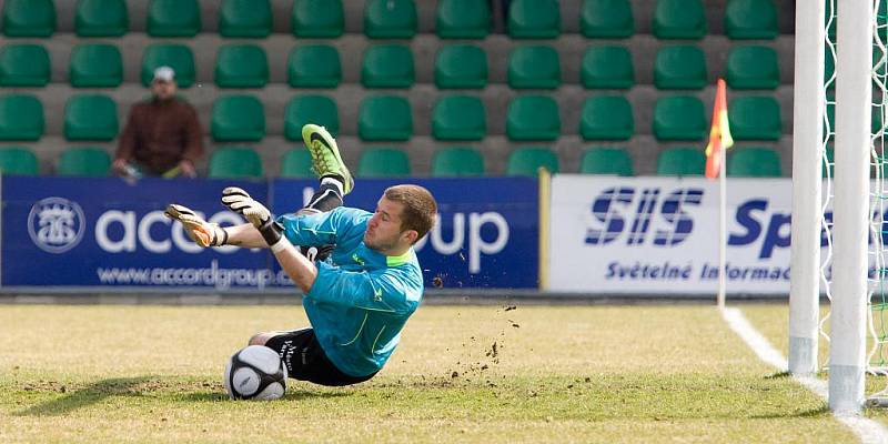 ZKLAMÁNÍ. Slovan Varnsdorf (ve žlutém) prohrál na půdě posledního Hlučína