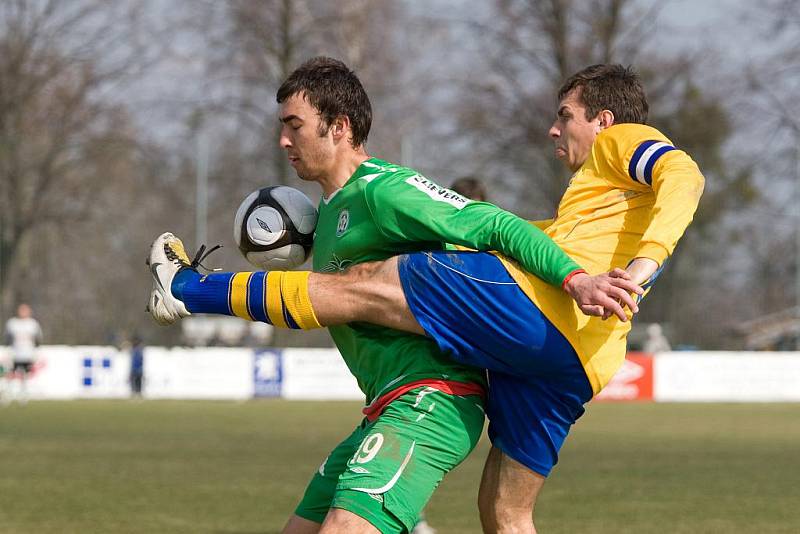 ZKLAMÁNÍ. Slovan Varnsdorf (ve žlutém) prohrál na půdě posledního Hlučína