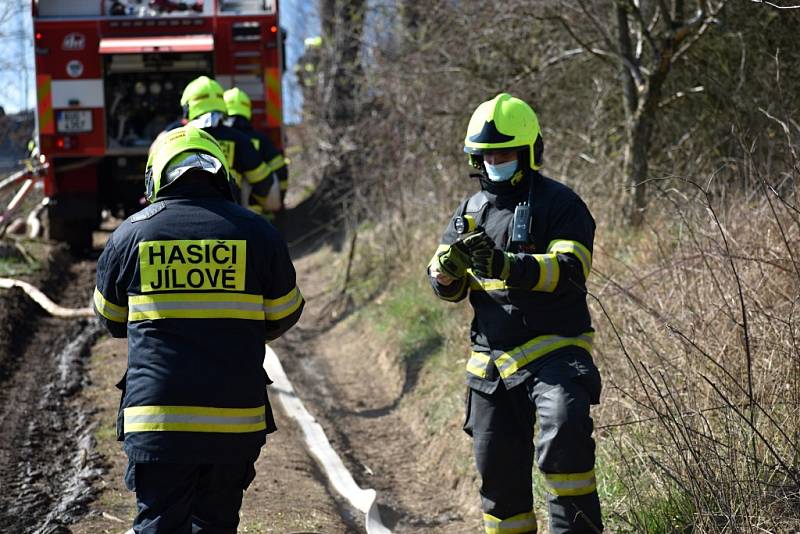 Deset jednotek hasičů bojuje u Děčína s lesním požárem.