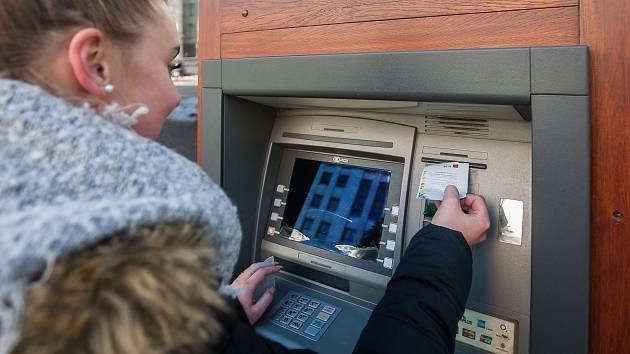 Pro téměř třetinu lidí je bankomat daleko a musejí kvůli výběru peněz vyrážet i několik kilometrů. Ilustrační snímek