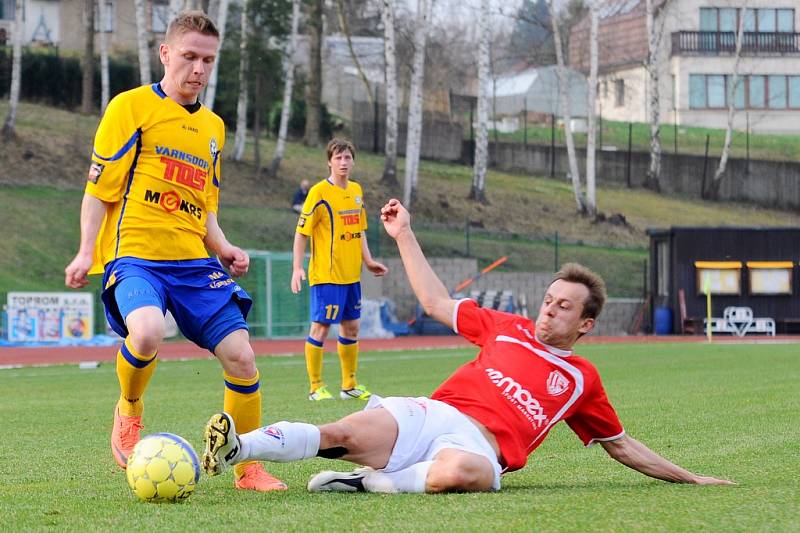 KONEČNĚ! Varnsdorf (ve žlutém) doma porazil Pardubice 2:0.