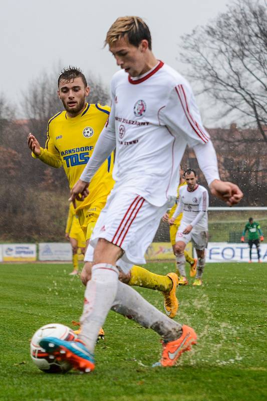 SKVĚLE! Fotbalisté Varnsdorfu (ve žlutém) doma porazili Třinec 2:0.