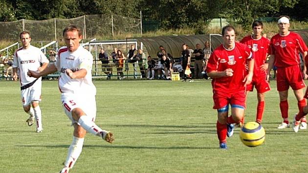 Na hřišti Viktorie Jirny dali děčínští řezníci jeden gól v závěru utkání, a to ještě navíc z penalty.  