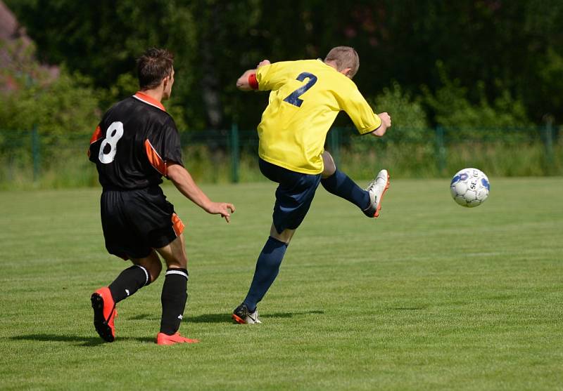 OSLAVY. Fotbalisté Chřibské po posledním domácím zápase převzali pohár pro vítěze okresní soutěže.