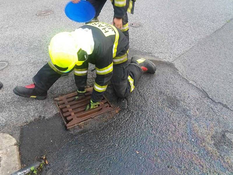 Hasiči a strážníci v Jílovém likvidovali únik provozní kapaliny.