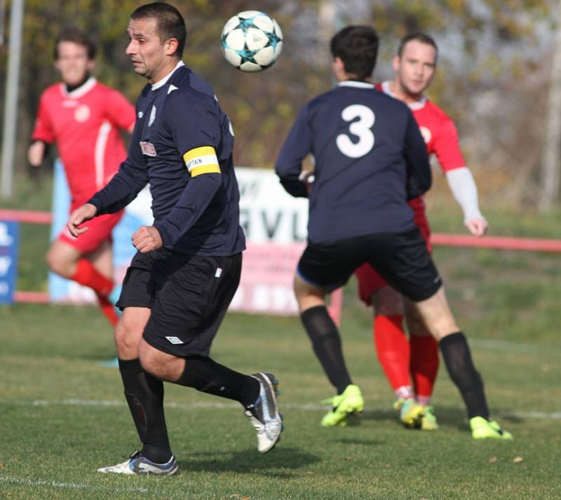 JASNÁ VÝHRA. Jiříkov (v červeném) doma porazil Dubí jasně 6:0.