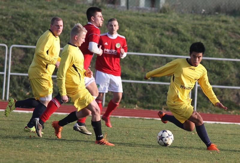 JASNÁ ZÁLEŽITOST. Fotbalisté Rumburka (ve žlutém) porazili doma Bohušovice 7:0.