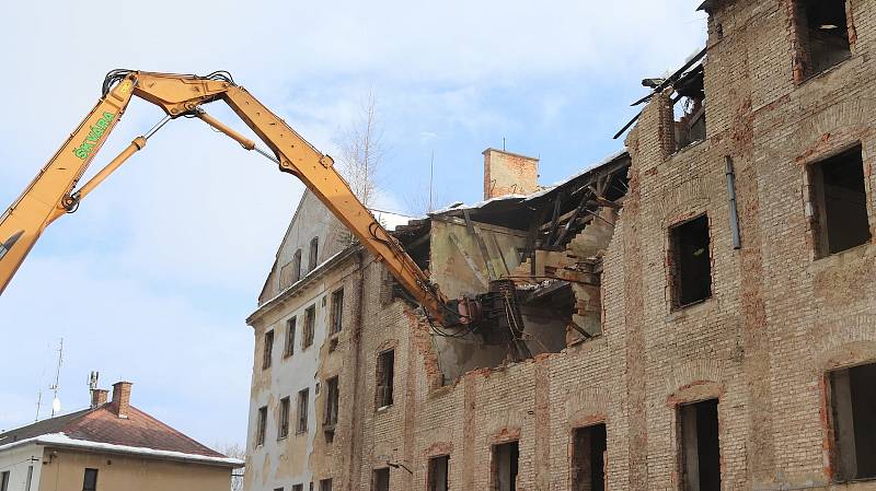 Ve Varnsdorfu začala demolice bývalé ubytovny u Panoramy.