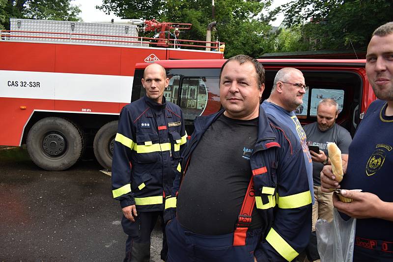 Hasiči bojují v Českém Švýcarsku s ohněm již šestý den. Pátek 29. července.