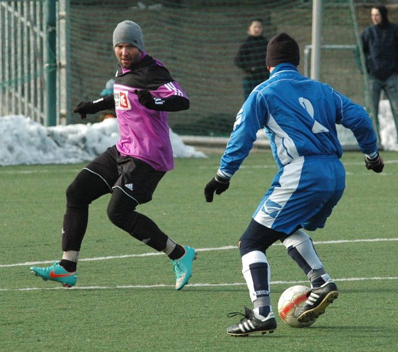 LÍDR NEZAVAHÁL. Česká Kamenice (v modrém) porazila 4:1 Přestanov.