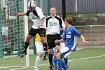 DALŠÍ HLADKÁ VÝHRA. Fotbalisté FK Junior Děčín (v modrém) porazili TJ Mojžíř 4:1.