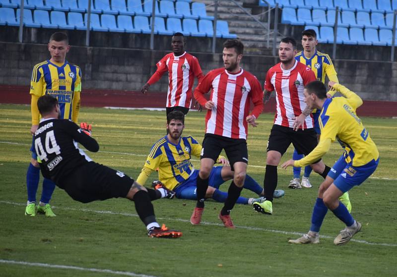 Fotbalisté Varnsdorfu (žlutomodré dresy) doma prohráli 1:3 se Žižkovem.