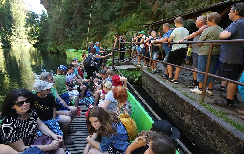 Do soutěsek ve Hřensku každoročně míří stovky tisíc turistů.