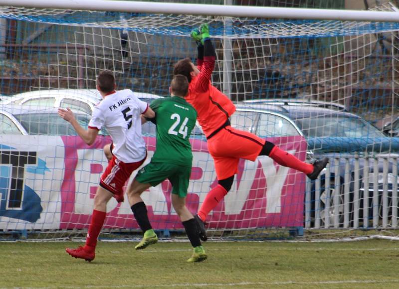 ZABOJOVALI. Fotbalisté Jílové (v bílém) doma získali proti Perštejnu bod.