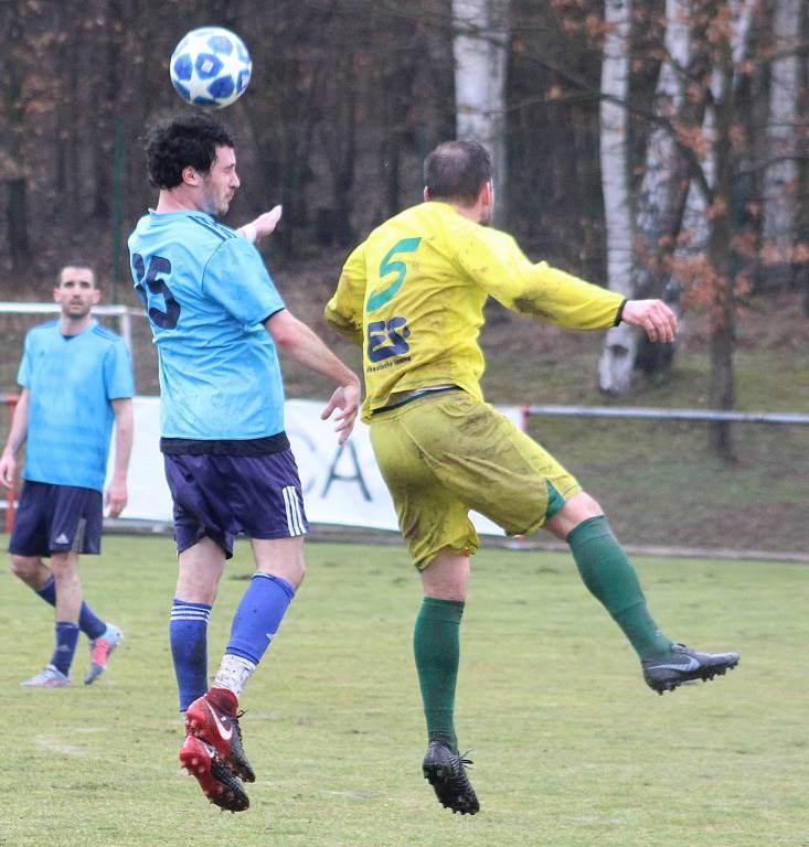 DOBRÝ START. Fotbalisté Modré (modré dresy) doma udolali Žatec 3:2.