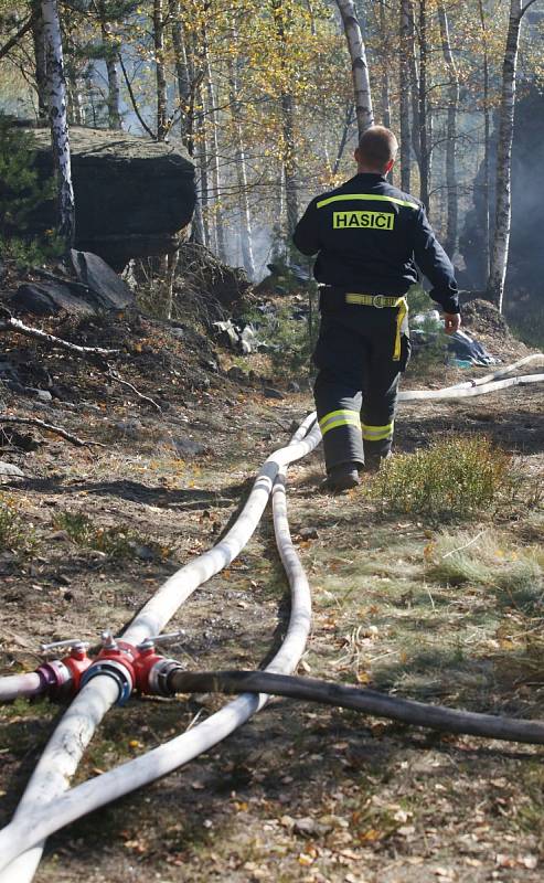 Lesní požár u Tisé hasiči likvidují už druhý den