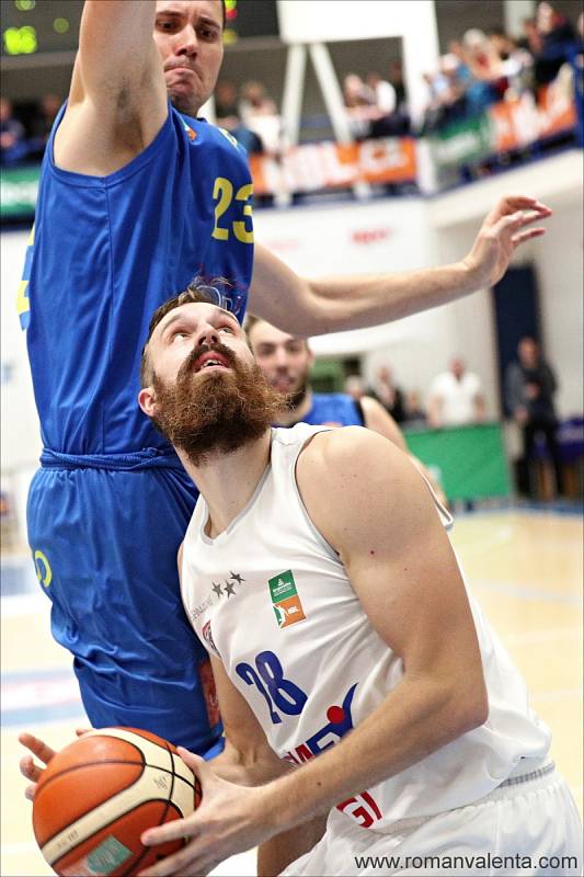 PADLA STOVKA. Děčínští basketbalisté (v bílém) porazili Opavu 100:79.