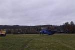 V Česko-saském Švýcarsku stahují kmeny pomocí vrtulníku.